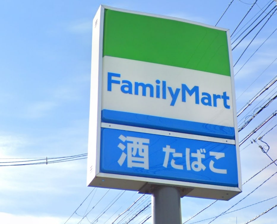 コンビニ　ファミリーマート新寺四丁目店（コンビニ）まで378m