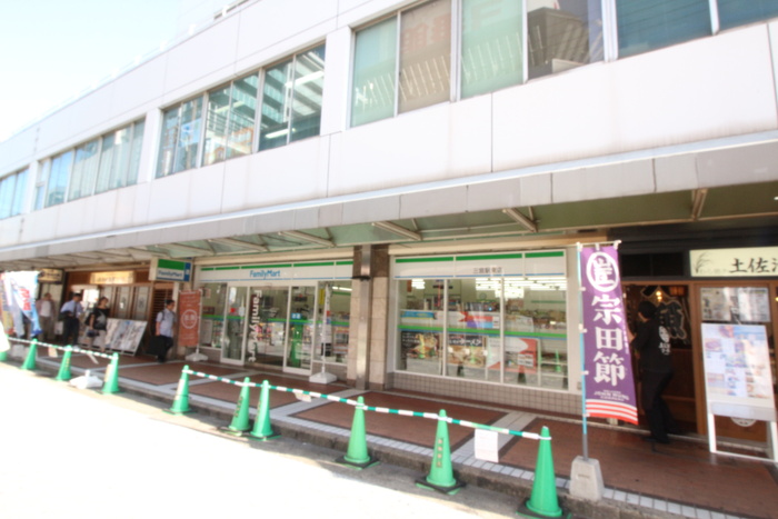 コンビニ　ファミリーマート（コンビニ）まで450m