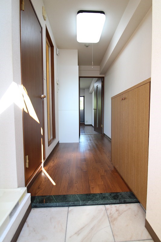 玄関　※別部屋参考写真