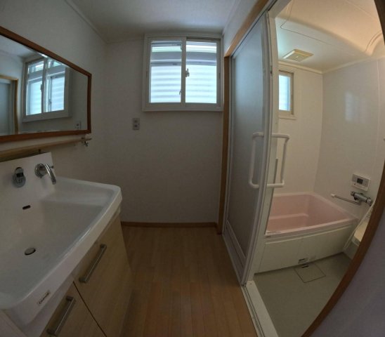 バス・シャワールーム　バスルームもリフォームされているため、綺麗です。