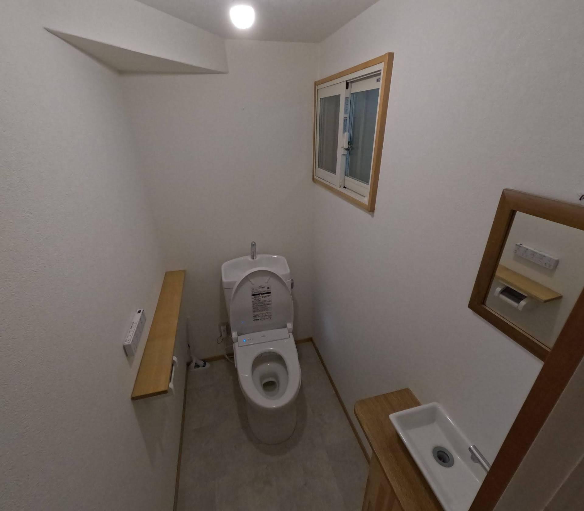 トイレ　トイレもリフォーム済みでとても綺麗です。