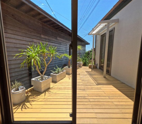 バルコニー　日当たりの良いテラス。洗濯物を干す場所としても活用できます。