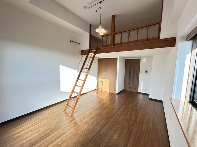 居室・リビング　※別号室のお写真です。