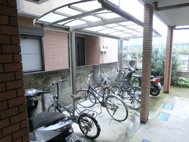 エントランス　敷地内駐輪場も有ります★