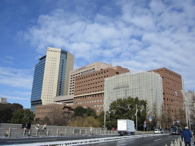 病院　東京医科歯科大学医学部付属病院（病院）まで828m