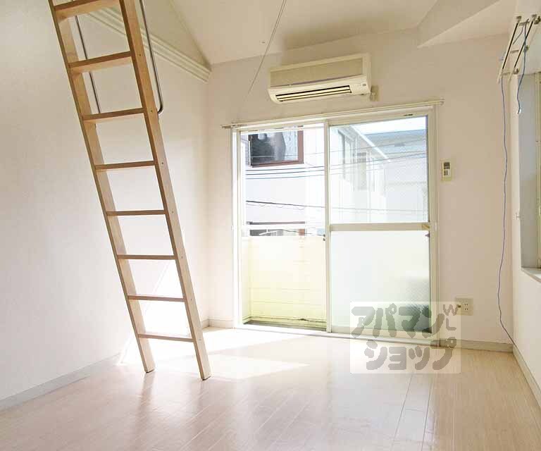 居室・リビング　天井が高いので広く感じます