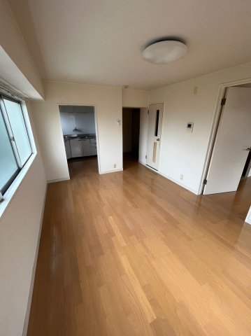 居室・リビング　2面窓があり明るいリビング