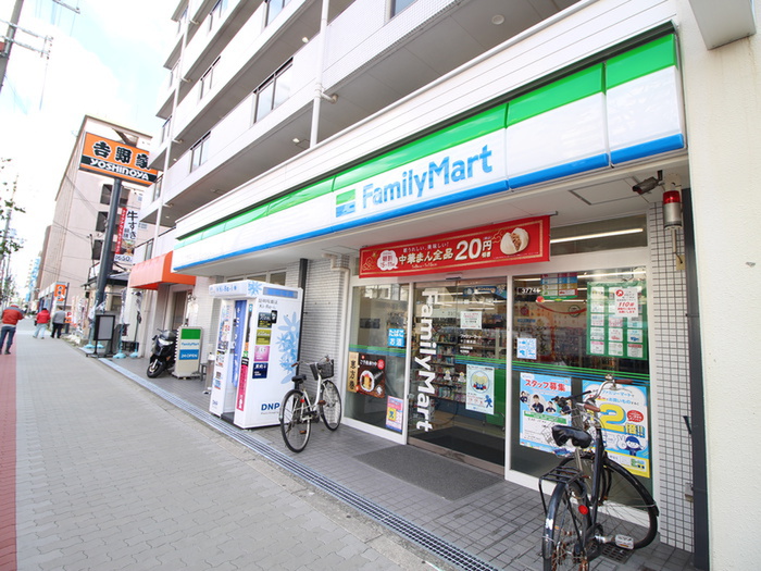 コンビニ　ファミリーマート（コンビニ）まで400m
