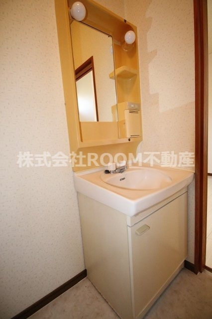 洗面設備　独立洗面台あり、毎朝おしゃれに忙しい女性の方におすすめです