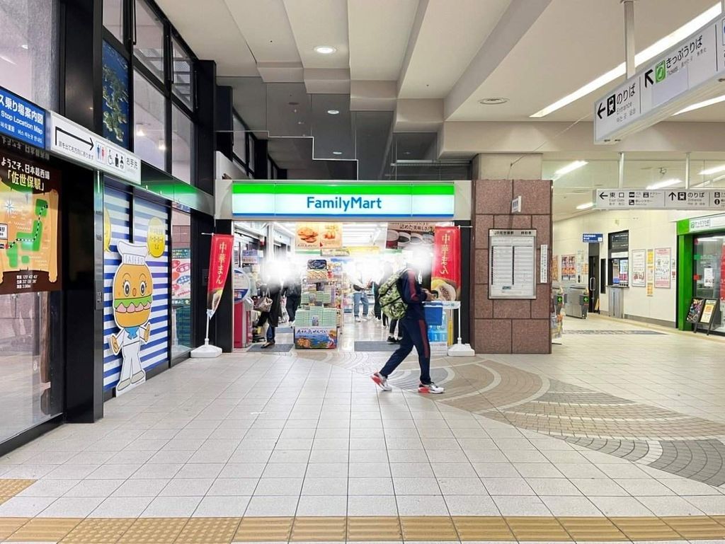 コンビニ　ファミリーマートJR佐世保駅店（コンビニ）まで90m