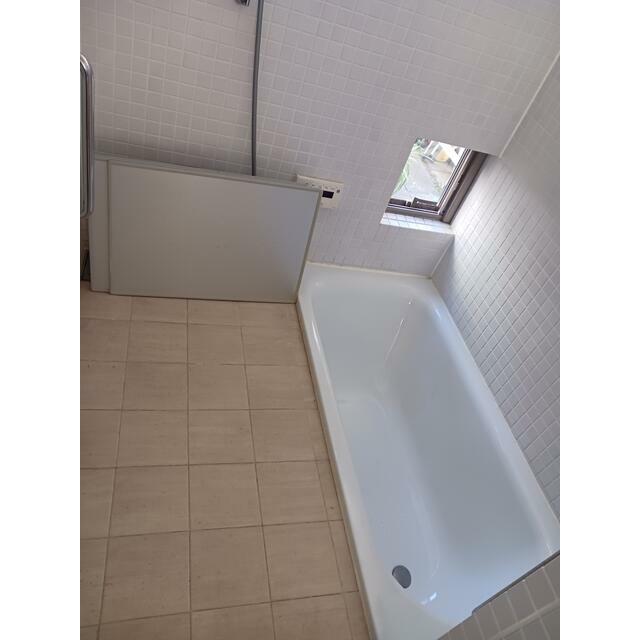 バス・シャワールーム　ハメ込みタイプの浴槽です。シャワーもあります。