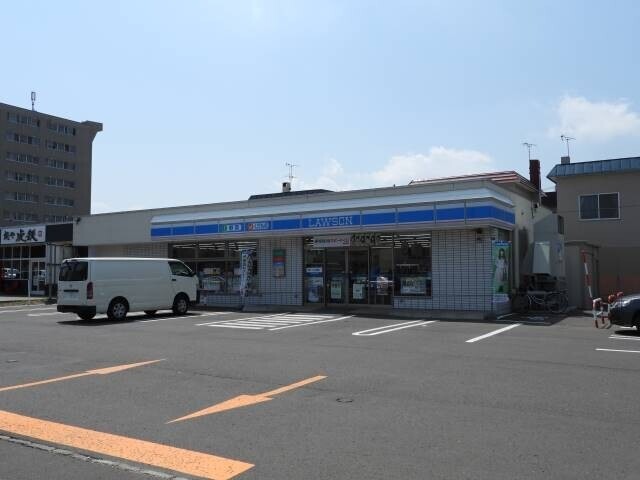 コンビニ　ローソン札幌新琴似7条十二丁目店（コンビニ）まで712m
