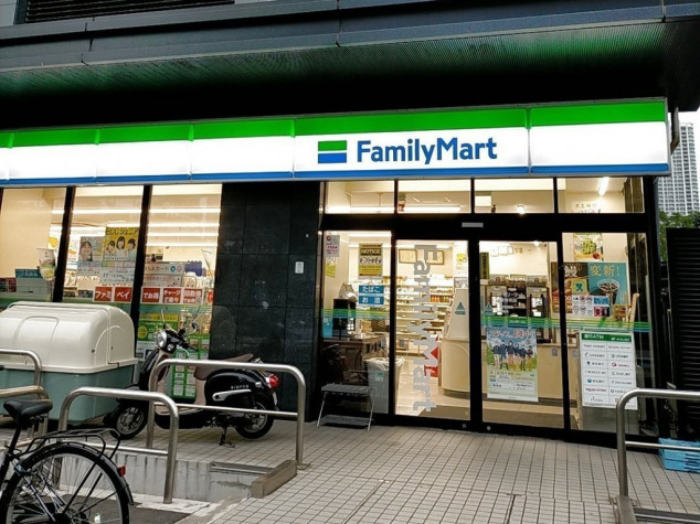 コンビニ　ファミリーマート江東有明店（コンビニ）まで4m