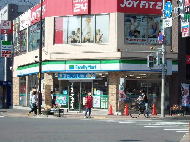 コンビニ　ファミリーマート（コンビニ）まで385m