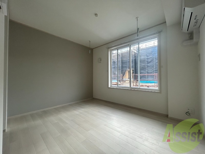 居室・リビング　アクセントクロスによりインテリアデザインが向上しています