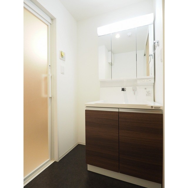 洗面設備　シャワー付き洗面化粧台