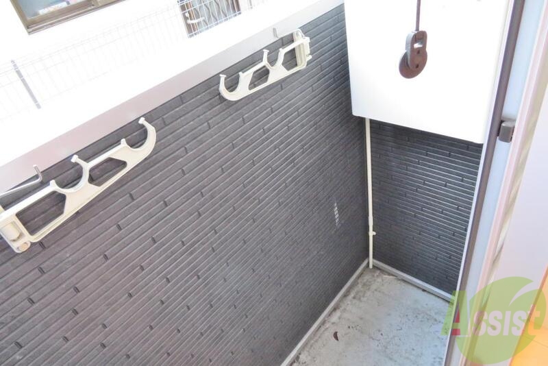 バルコニー　お天気の良い日は布団も干せてポカポカですね。