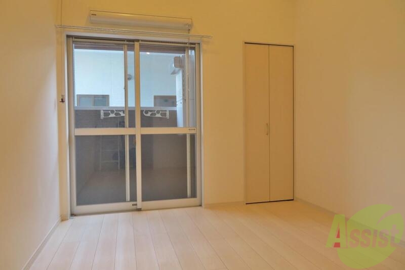 居室・リビング　広々と開放感いっぱいの６．５帖のリビングになります