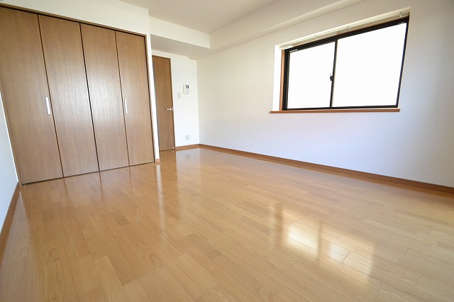 居室・リビング　☆出窓で明るい室内です☆