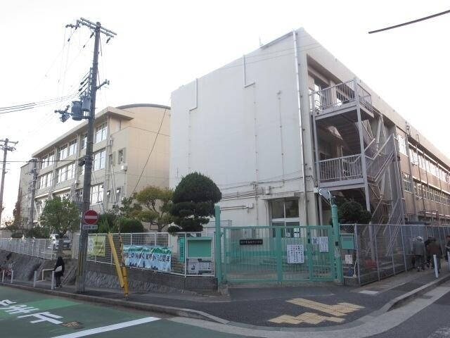 小学校　神戸市立鶴甲小学校（小学校）まで289m