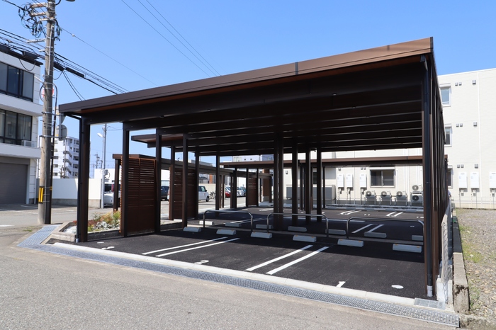 その他　積雪地帯ではうれしい屋根付き駐車場♪