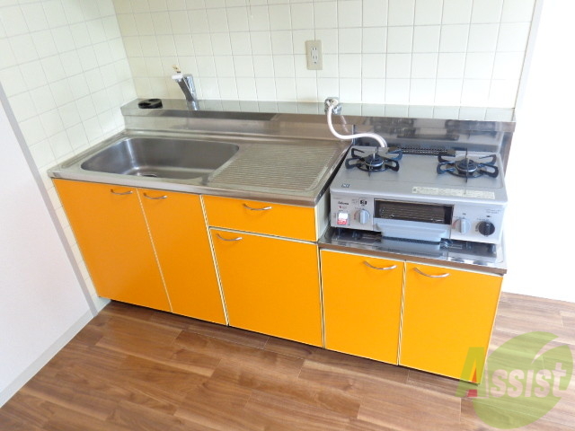 キッチン　オレンジのキッチンがお洒落ですね。２口ガスコンロ付。