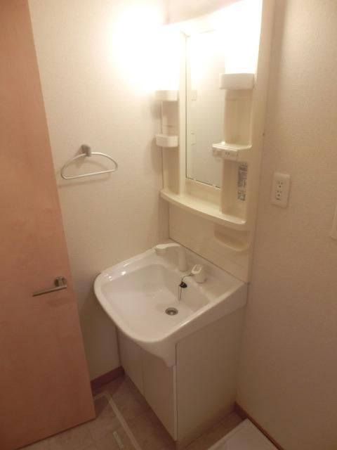 洗面設備　忙しい朝に嬉しい独立洗面台です