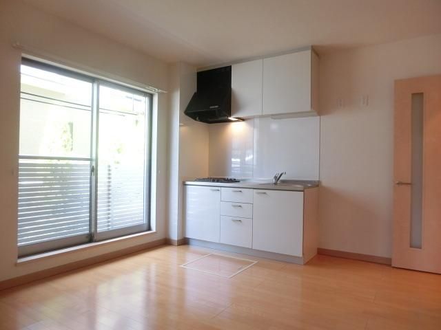 居室・リビング　キッチン付近の窓からベランダに出られます