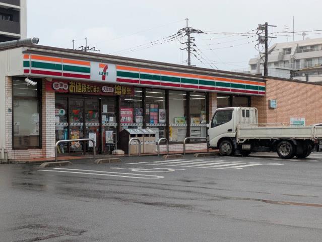 コンビニ　セブン－イレブン福岡周船寺１丁目店（コンビニ）まで577m