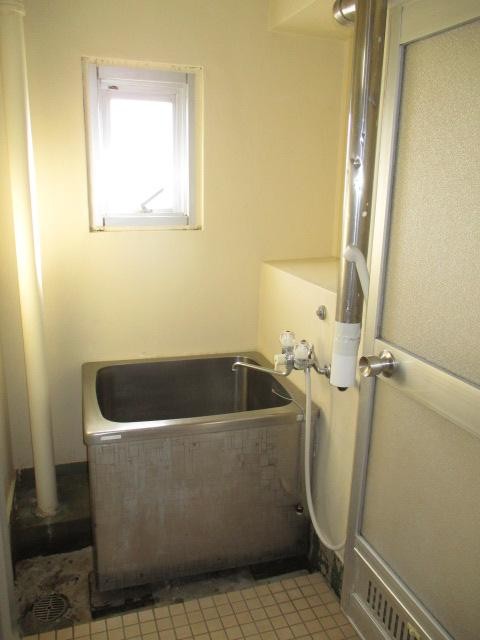 バス・シャワールーム　窓があるので換気がしやすいです☆