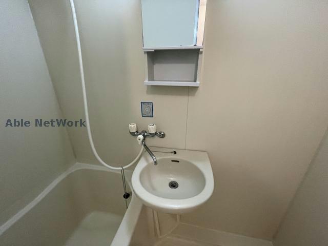 洗面設備　※同物件別部屋の写真です。