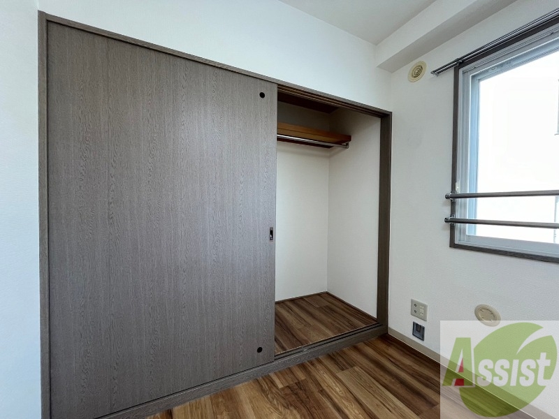 収納　こちらの収納にはハンガーをかけて服もしまえますね。