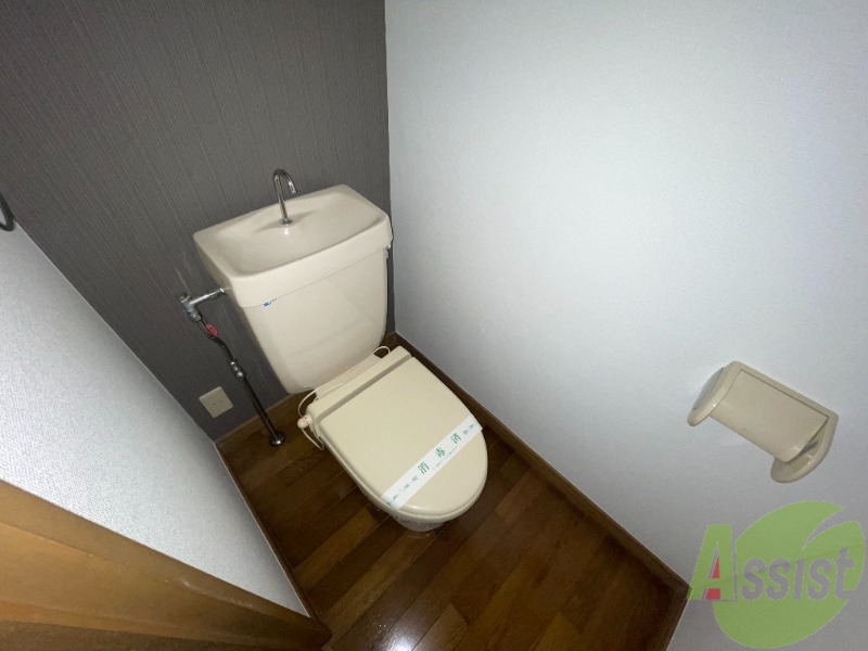 トイレ　白と茶色の清潔感のあるお手洗いになっていますね。