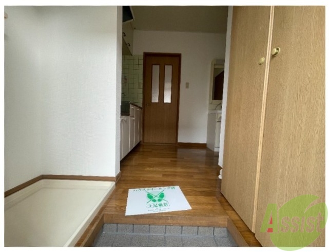 玄関　玄関を入ると、キッチンスペースが広がっていますね。