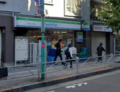 コンビニ　ファミリーマート 笹塚二丁目店（コンビニ）まで133m