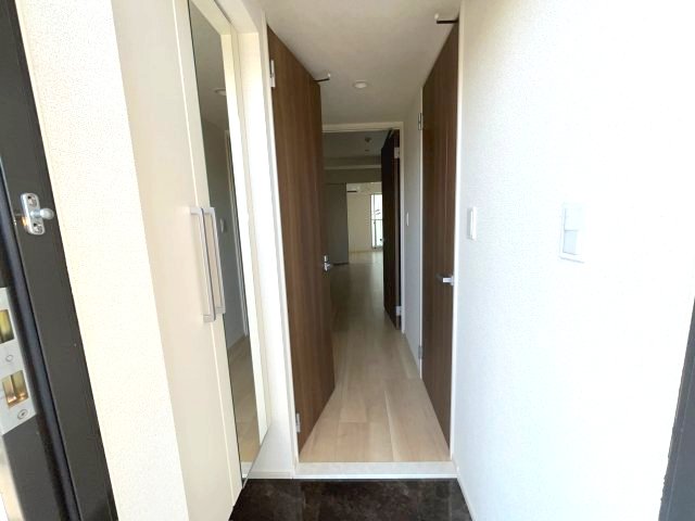 玄関　写真は、他部屋の反転間取りです。(現況優先)