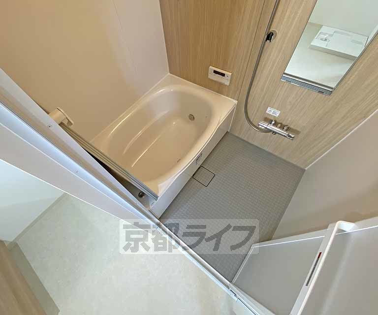 バス・シャワールーム　追い炊き機能付きでいつでも快適に入浴できます。