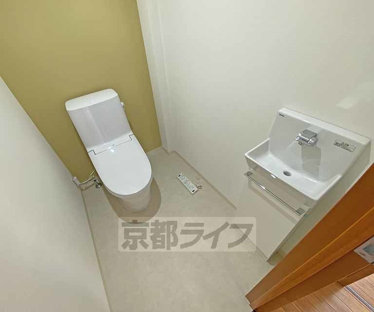 トイレ　洗浄機能付きトイレです。ゆとりある広さがあり独立手洗い...