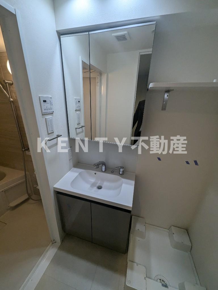 洗面設備　明るい洗面所です