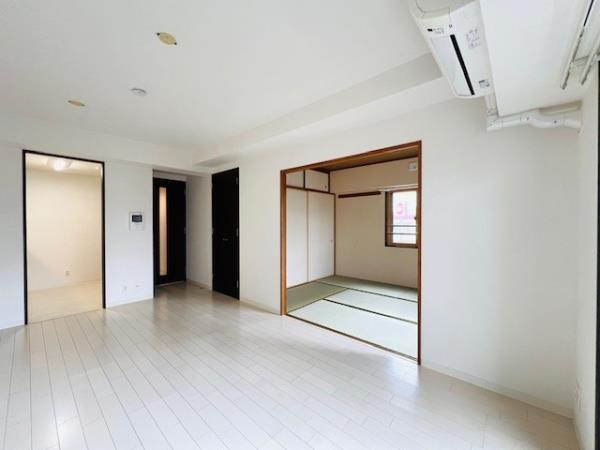 居室・リビング　こちらの居間で趣味の時間をお楽しみください