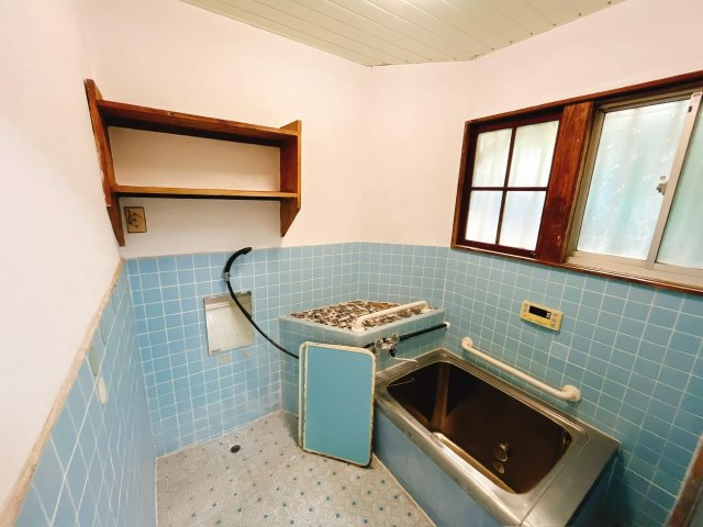 バス・シャワールーム　窓付きのバスルーム