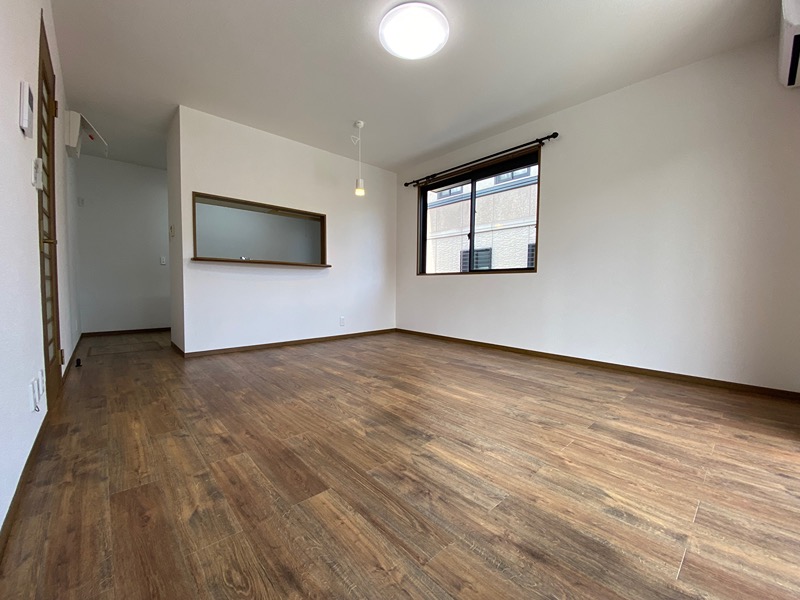 居室・リビング　リビングの窓はシャッター付きです。