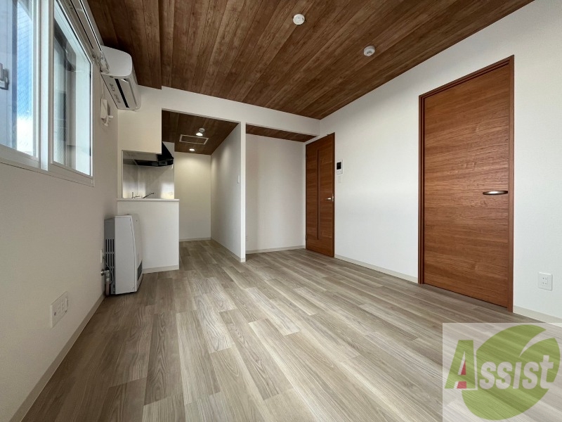 居室・リビング　白さが清潔感を出してくれます。お部屋も明るいですね。