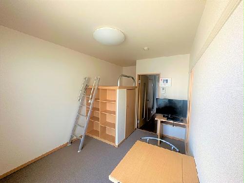 居室・リビング　2階のお部屋です。（カーペット）