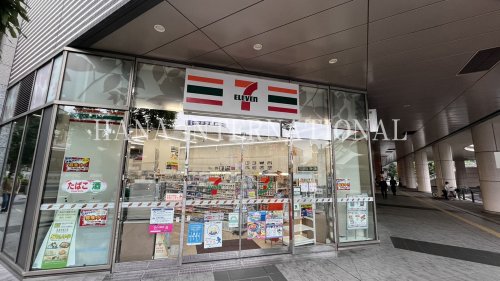 コンビニ　セブンイレブン（コンビニ）まで556m