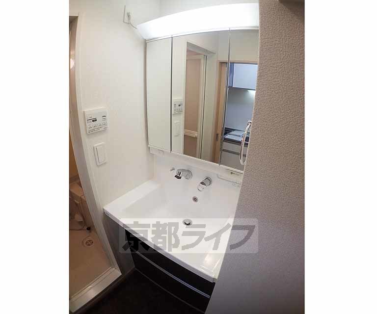 洗面設備　シャンプードレッサーの三面鏡です。