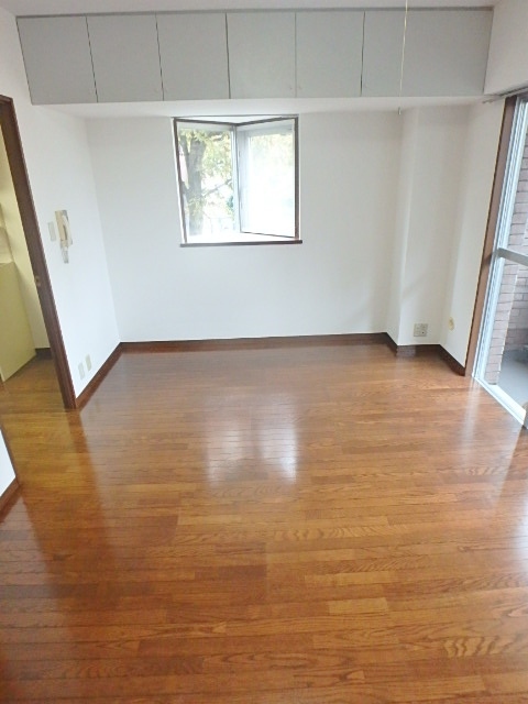 居室・リビング　※小窓はありません。参考画像※