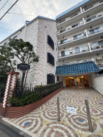 建物外観　秀和レジデンスの特徴とも言える青い屋根と白いうろこの外観が特