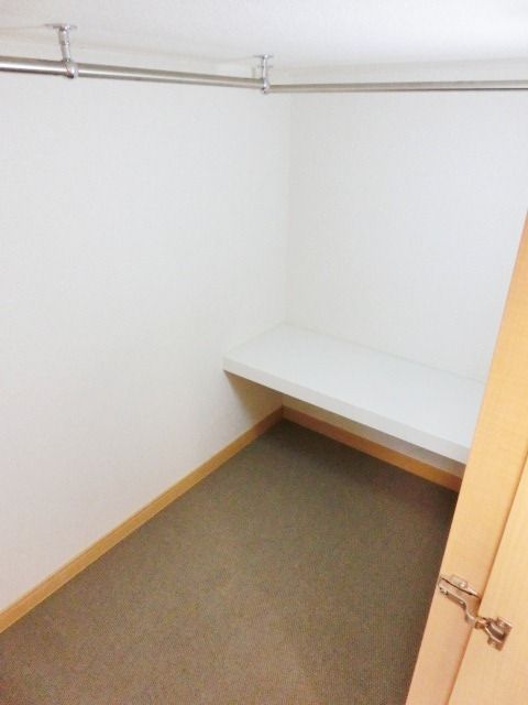 収納　ベッド下の収納は体ごと中に入れますよ