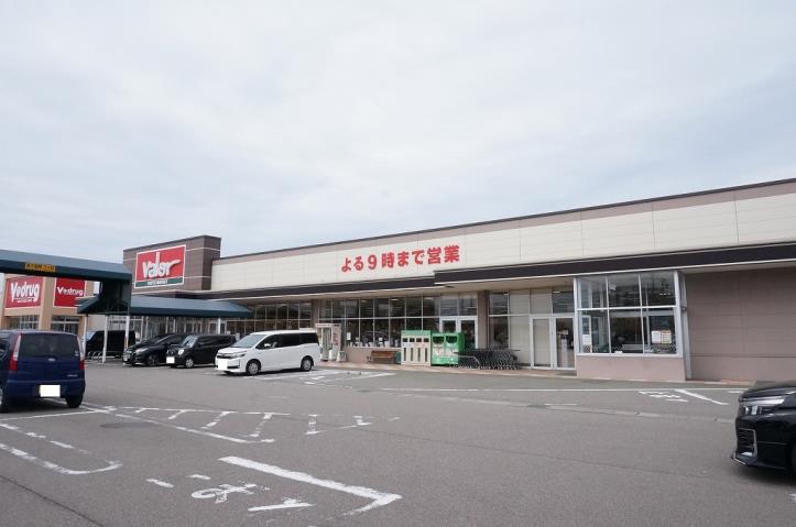 スーパー　バロー松任東店（スーパー）まで301m